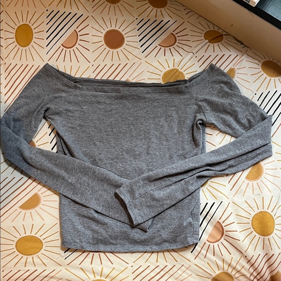 Abercrombie & Fitch Tops - Abercrombie gray off the shoulder cropped shirt